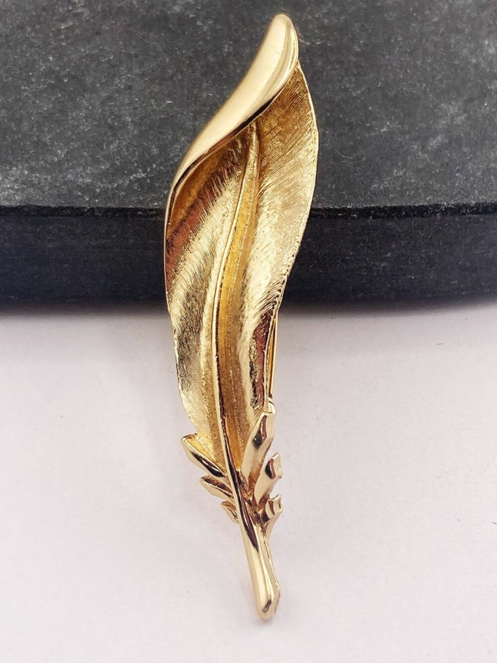 SARAH COVENTRY Vintage gold tone metal feather brooch 1960s boho cottagecore pin